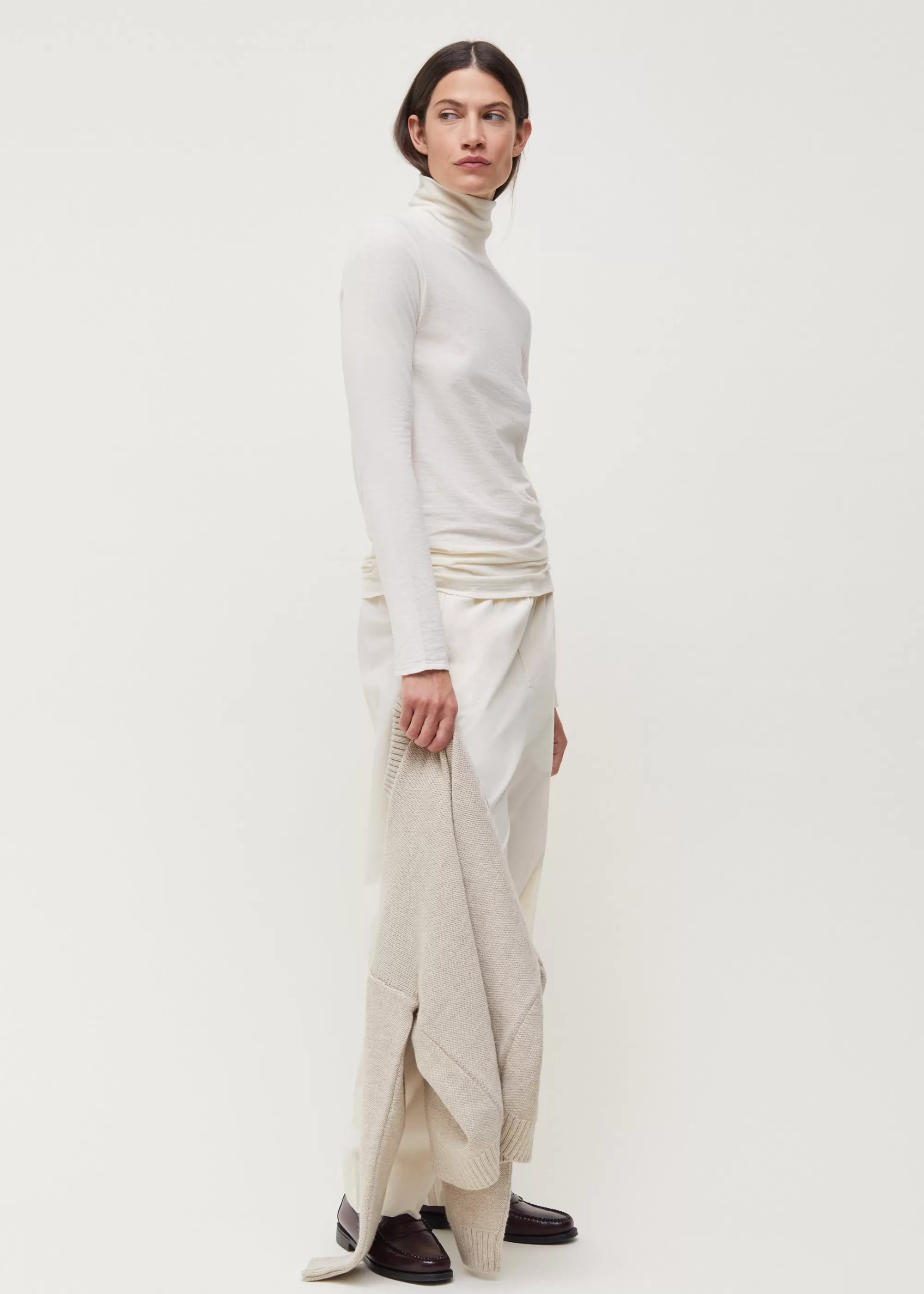 Bluser<aiayu Gentle cashmere turtleneck Pure Ecru